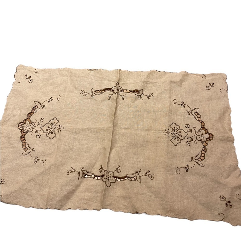 3/50$ Vintage embroidered table runner nwot - Picture 1 of 4